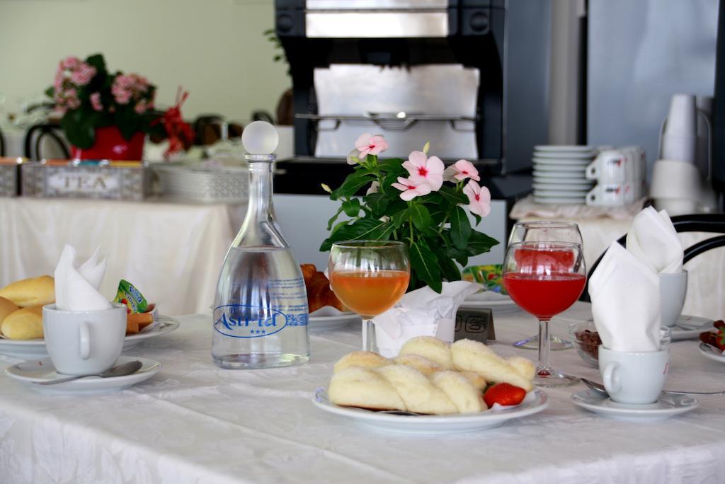 Hotel Astrid Cervia Kültér fotó