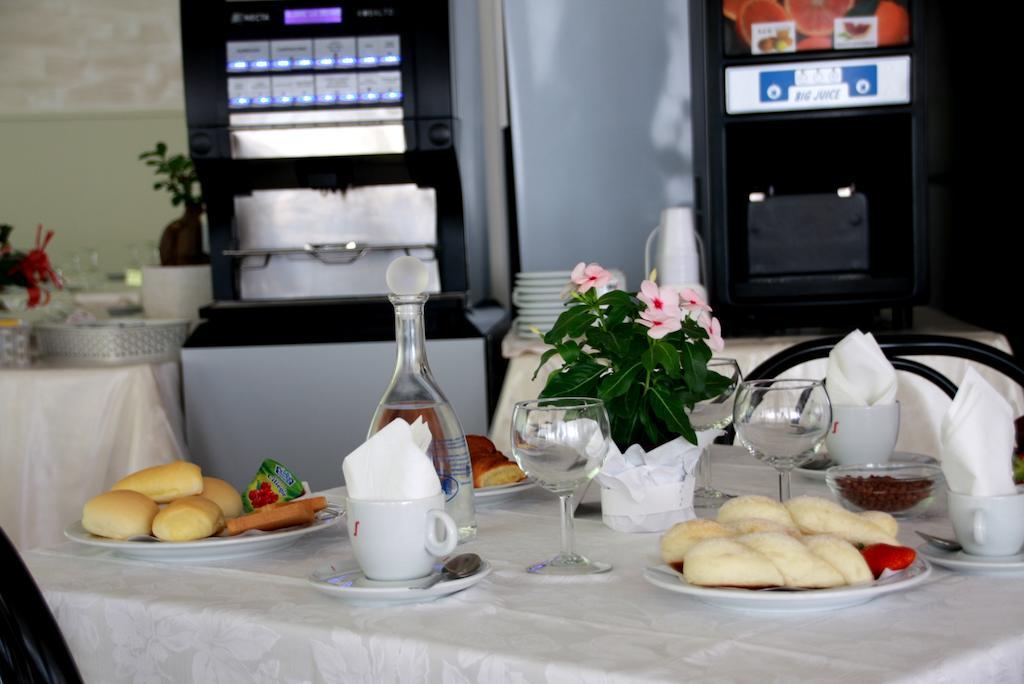 Hotel Astrid Cervia Kültér fotó