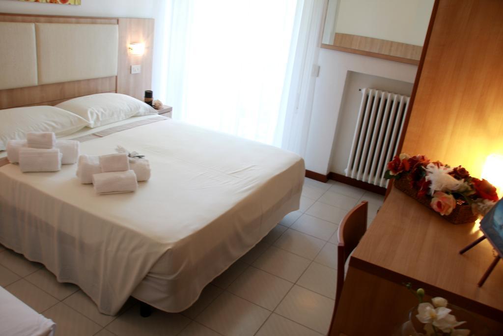 Hotel Astrid Cervia Szoba fotó