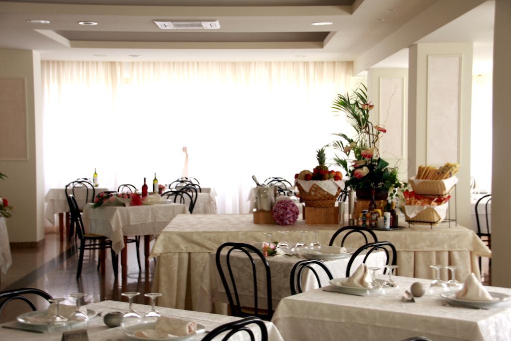 Hotel Astrid Cervia Kültér fotó