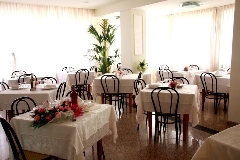 Hotel Astrid Cervia Kültér fotó