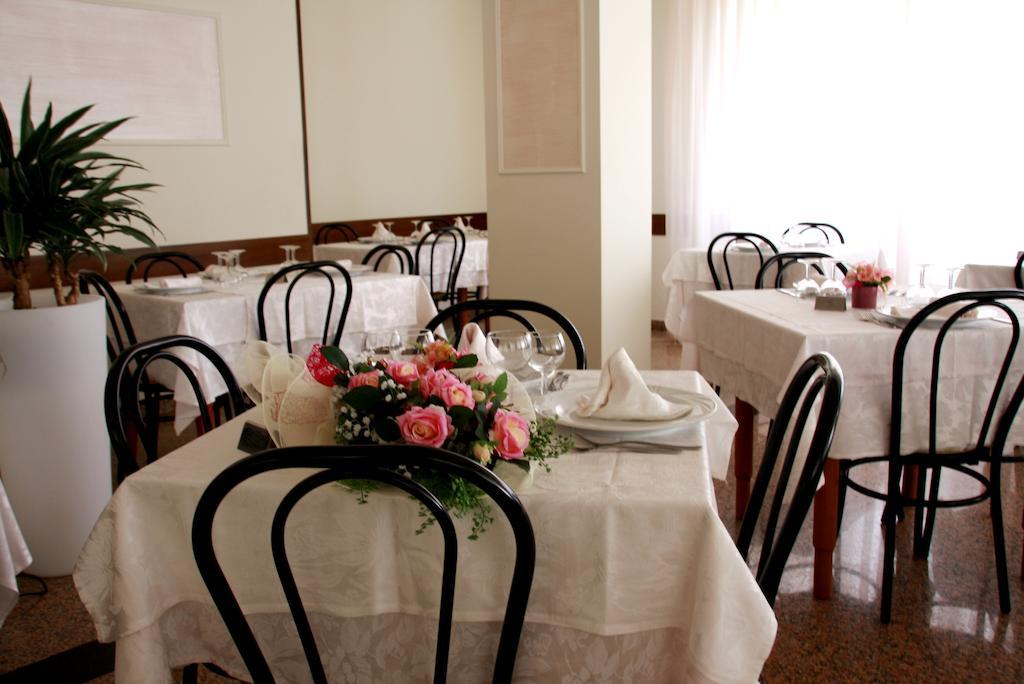 Hotel Astrid Cervia Kültér fotó